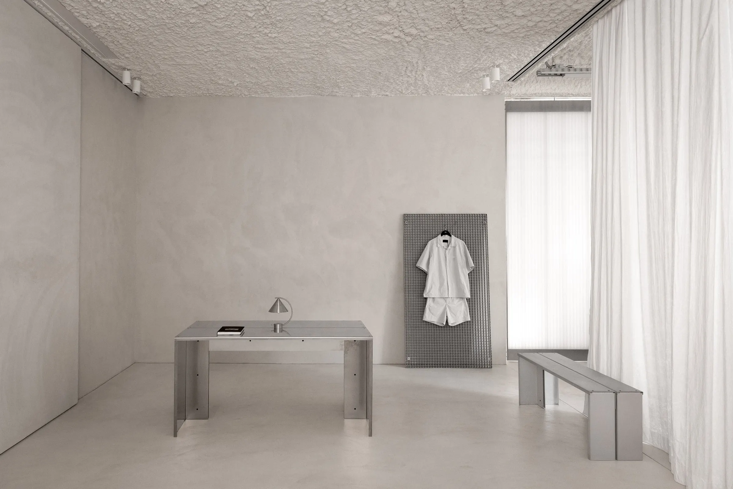 Showroom, daylight setup